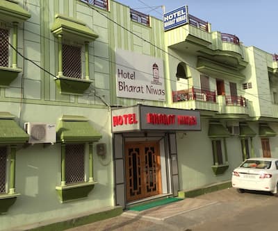 https://imgcld.yatra.com/ytimages/image/upload/t_hotel_yatra_city_desktop/v1443827206/Domestic Hotels/Hotels_Bikaner/Hotel Bharat Niwas/overview.jpg